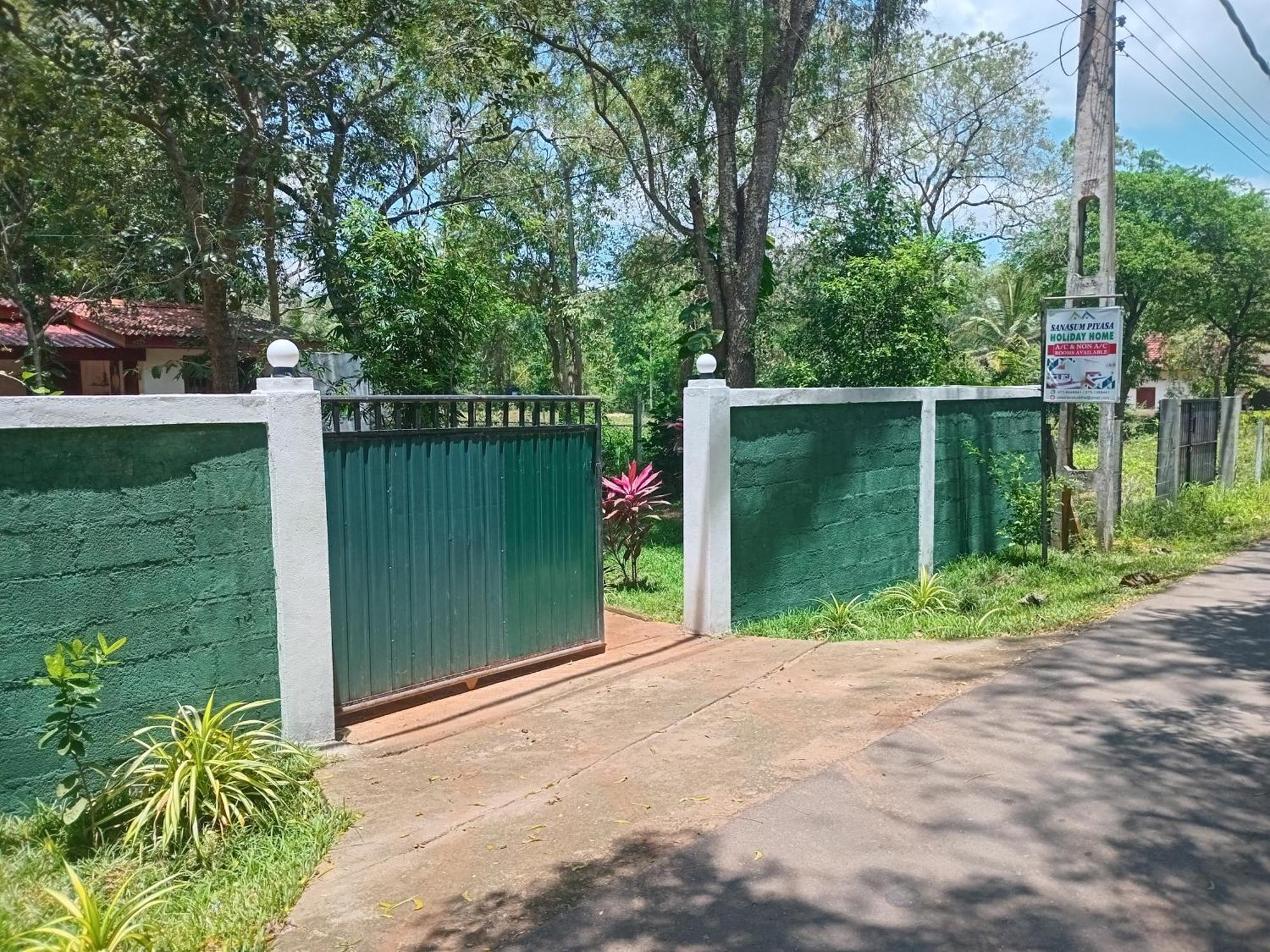 Senasuma Holiday Bungalow Anuradhapura Eksteriør bilde